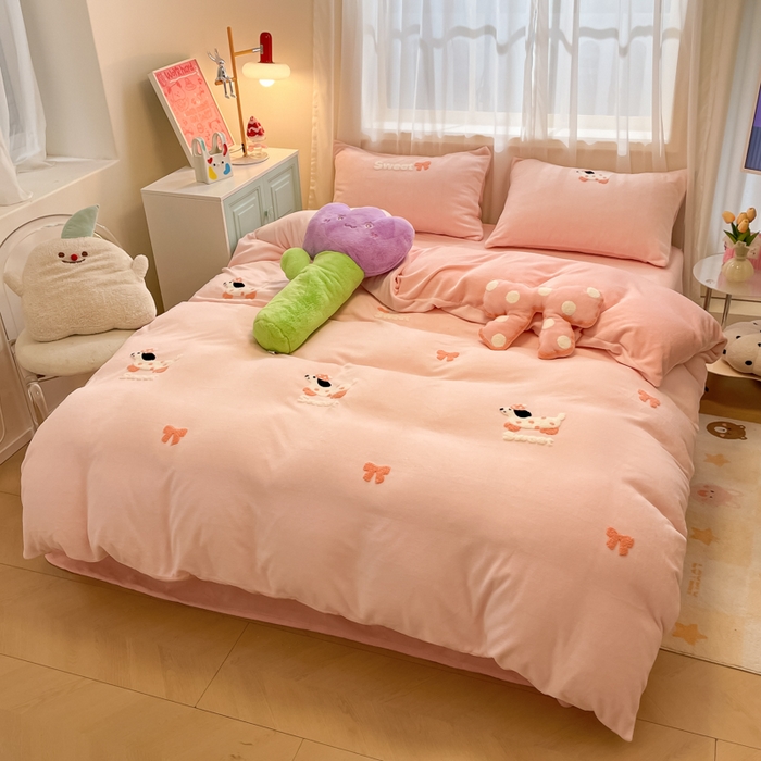 91家纺网 家纺一手货源 找家纺 慕尚家纺 2025新款牛奶绒毛巾绣刺绣四件套 蝴蝶结狗 粉