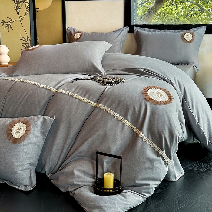 91家纺网 家纺一手货源 找家纺 宜家坊 2024秋冬加厚肌理纹碳素磨毛刺绣贴布绣花边新中式四件套 灰色