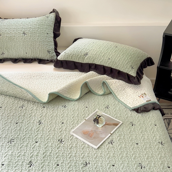 91家纺网 家纺一手货源 找家纺 美梦家纺 2024新款牛奶绒法式绣花夹棉床盖 绒蝴蝶结·松叶绿