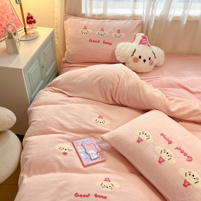 91家纺网 家纺一手货源 找家纺 慕尚家纺 2025新款牛奶绒毛巾绣刺绣四件套 小萌狗 粉