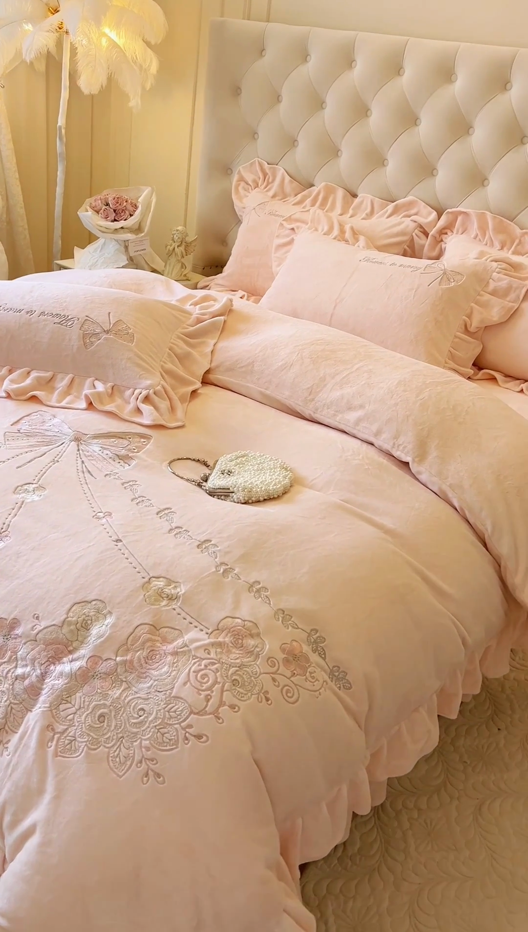 91家纺网 家纺一手货源 找家纺 亲亲公主 2025新款全消光230克A类牛奶绒绣花四件套- 梦幻巴黎 蝴蝶粉色
