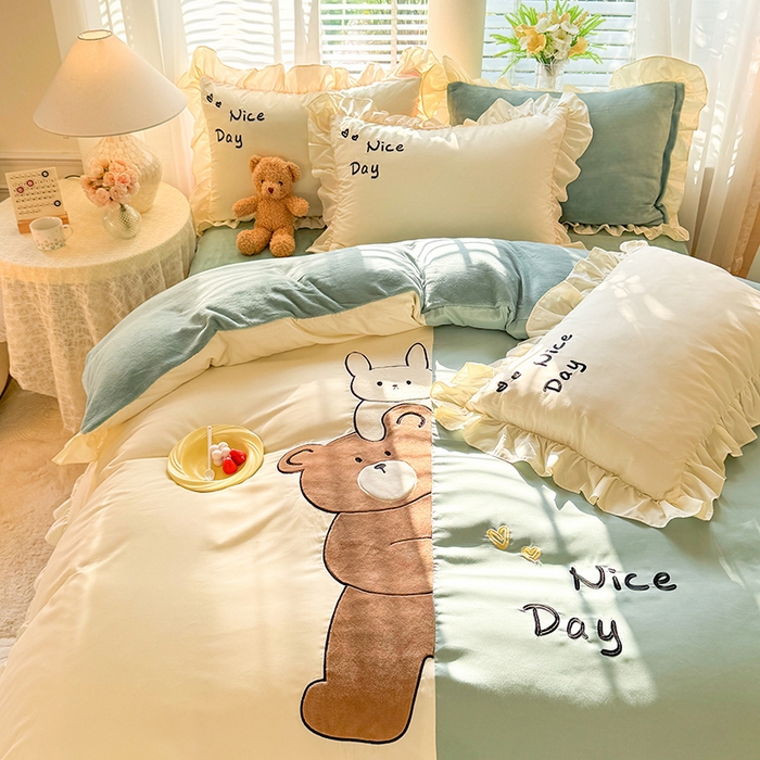 91家纺网 家纺一手货源 找家纺 绒兔兔 2024新款棉加牛奶绒贴布绣四件套 可爱熊仔-浅绿