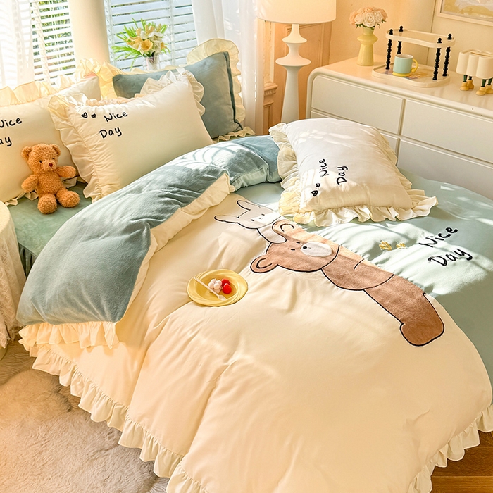 91家纺网 家纺一手货源 找家纺 绒兔兔 2024新款棉加牛奶绒贴布绣四件套 可爱熊仔-浅绿