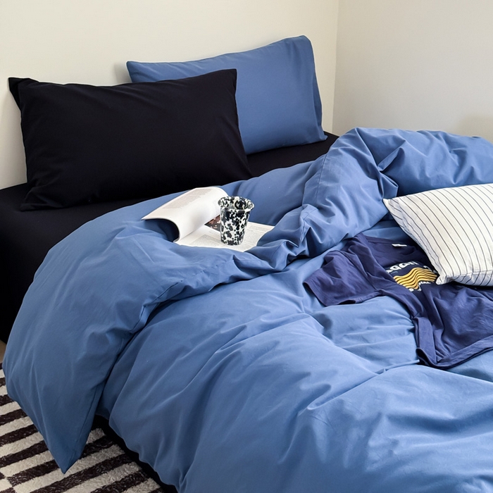 91家纺网 家纺一手货源 找家纺 艾沁家纺 2024新款简约风全棉色织水洗棉混搭四件套 深蓝+黑（深蓝枕+黑色枕）