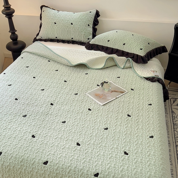 91家纺网 家纺一手货源 找家纺 美梦家纺 2024新款牛奶绒法式绣花夹棉床盖 绒爱心·松叶绿