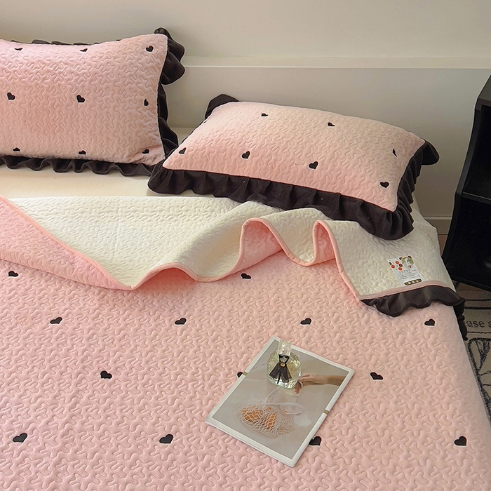 91家纺网 家纺一手货源 找家纺 美梦家纺 2024新款牛奶绒法式绣花夹棉床盖 绒爱心·樱花粉