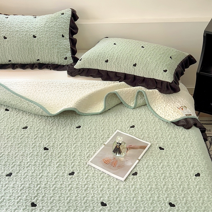 91家纺网 家纺一手货源 找家纺 美梦家纺 2024新款牛奶绒法式绣花夹棉床盖 绒爱心·松叶绿