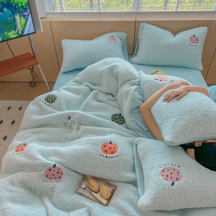 91家纺网 家纺一手货源 找家纺 晨曦家纺 2024新款加厚羊羔绒牛奶绒毛巾绣四件套 羊羔绒-南瓜派对天蓝