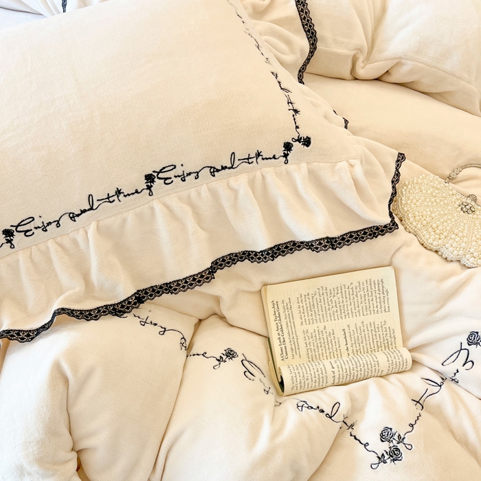 91家纺网 家纺一手货源 找家纺 亲亲公主 2025新款全消光230克A类牛奶绒绣花四件套- 梦幻巴黎 玫瑰