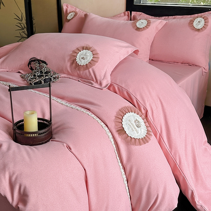 91家纺网 家纺一手货源 找家纺 宜家坊 2024秋冬加厚肌理纹碳素磨毛刺绣贴布绣花边新中式四件套 粉色