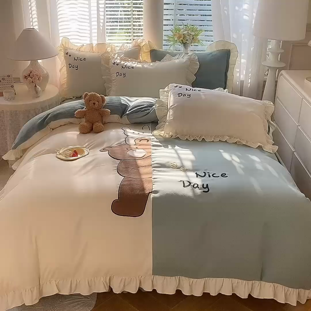 91家纺网 家纺一手货源 找家纺 绒兔兔 2024新款棉加牛奶绒贴布绣四件套 可爱熊仔-浅绿