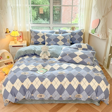 91家纺网 家纺一手货源 找家纺 麦伦家居 2024秋冬新品 多功能床品全棉+牛奶绒四件套 英伦格蓝