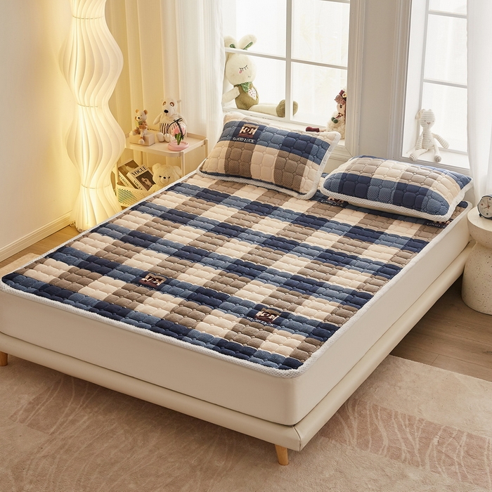 91家纺网 家纺一手货源 找家纺 东宇床垫 2024新款牛奶绒床褥大床 格子蓝