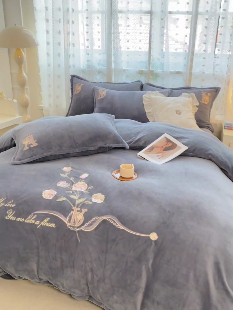 91家纺网 家纺一手货源 找家纺 晶缦家纺 2024新款高克重牛奶绒刺绣花四件套 点点花季-烟灰