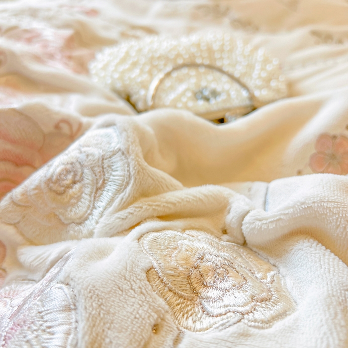 91家纺网 家纺一手货源 找家纺 亲亲公主 2025新款全消光230克A类牛奶绒绣花四件套- 梦幻巴黎 蝴蝶奶油白