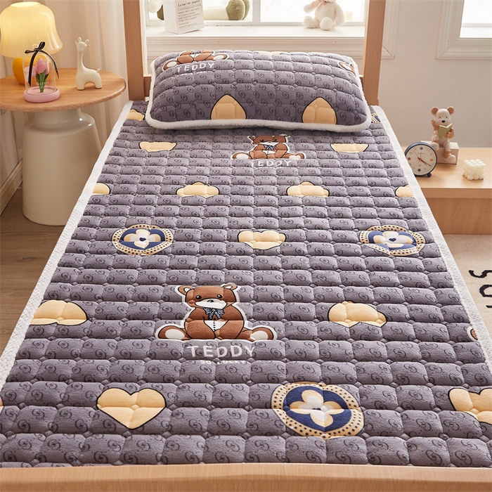 91家纺网 家纺一手货源 找家纺 东宇床垫 2025新款牛奶绒床褥学生床 伴我熊心