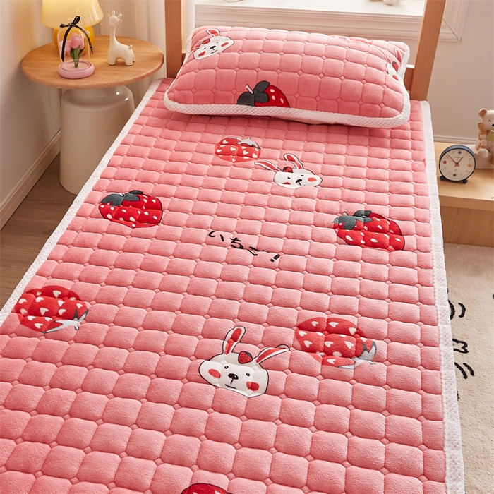 91家纺网 家纺一手货源 找家纺 东宇床垫 2025新款牛奶绒床褥学生床 草莓派对