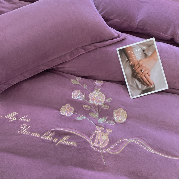 91家纺网 家纺一手货源 找家纺 晶缦家纺 2024新款高克重牛奶绒刺绣花四件套 点点花季-淡紫