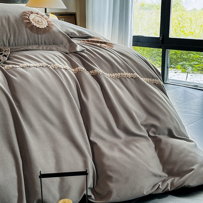 91家纺网 家纺一手货源 找家纺 宜家坊 2024秋冬加厚肌理纹碳素磨毛刺绣贴布绣花边新中式四件套 灰色