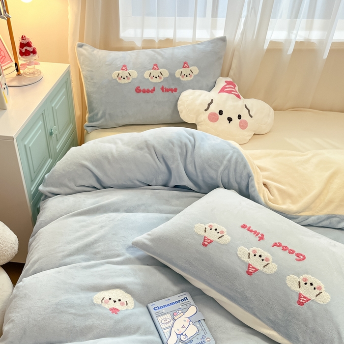 91家纺网 家纺一手货源 找家纺 慕尚家纺 2025新款牛奶绒毛巾绣刺绣四件套 小萌狗 蓝白