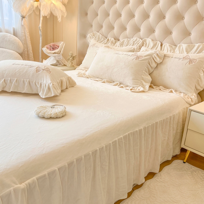 91家纺网 家纺一手货源 找家纺 亲亲公主 2025新款全消光230克A类牛奶绒绣花四件套- 梦幻巴黎 蝴蝶奶油白