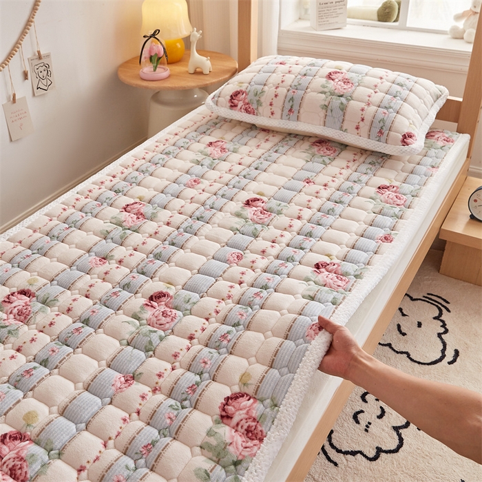 91家纺网 家纺一手货源 找家纺 东宇床垫 2025新款牛奶绒床褥学生床 复古花