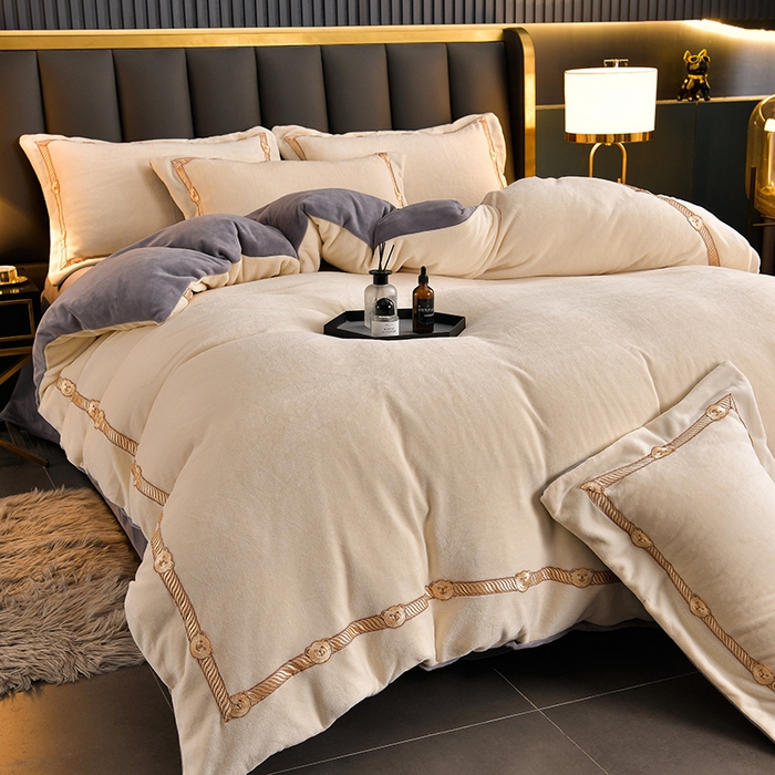 91家纺网 家纺一手货源 找家纺 云家 （包含买家秀）2024新款高克重牛奶绒纯色双拼刺绣四件套珊瑚绒 凯迪系列 凯迪-奶昔白+高级灰