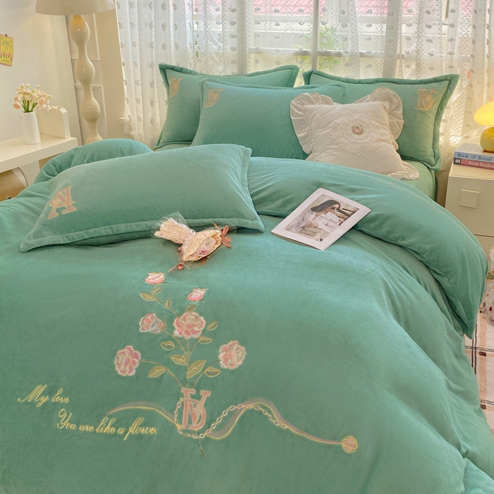 91家纺网 家纺一手货源 找家纺 晶缦家纺 2024新款高克重牛奶绒刺绣花四件套 点点花季-草绿