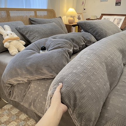 91家纺网 家纺一手货源 找家纺 莱茵家居 2024新款A类高克重雕花牛奶绒四件套-糖果格 糖果格-深灰