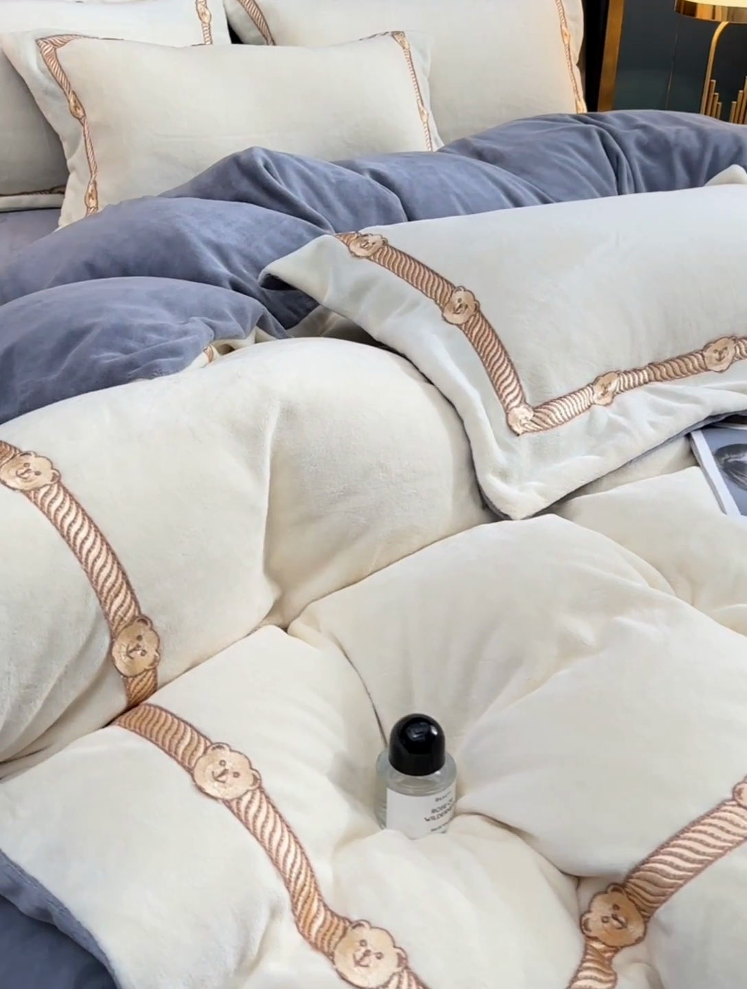 91家纺网 家纺一手货源 找家纺 云家 （包含买家秀）2024新款高克重牛奶绒纯色双拼刺绣四件套珊瑚绒 凯迪系列 凯迪-奶昔白+高级灰