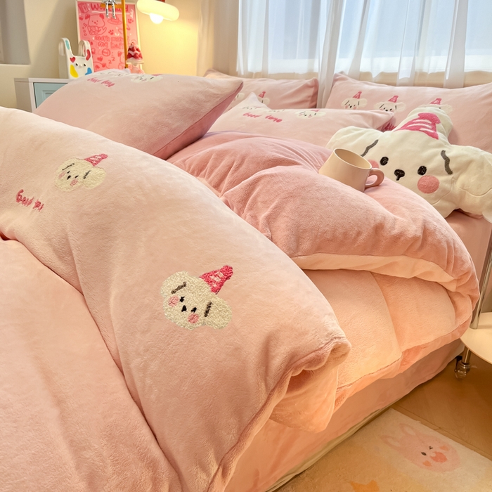 91家纺网 家纺一手货源 找家纺 慕尚家纺 2025新款牛奶绒毛巾绣刺绣四件套 小萌狗 粉