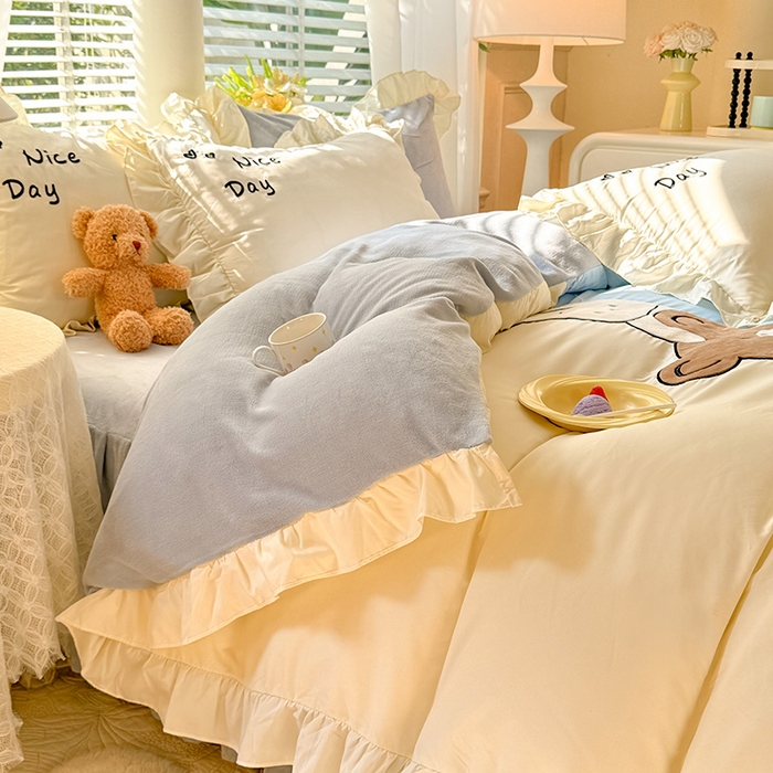 91家纺网 家纺一手货源 找家纺 绒兔兔 2024新款棉加牛奶绒贴布绣四件套 可爱熊仔-浅兰