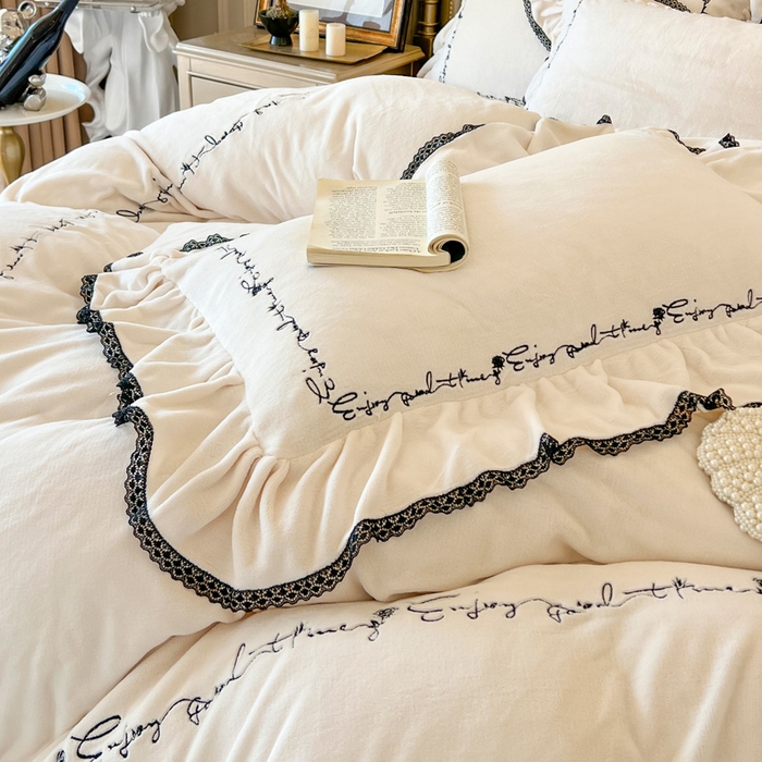 91家纺网 家纺一手货源 找家纺 亲亲公主 2025新款全消光230克A类牛奶绒绣花四件套- 梦幻巴黎 玫瑰