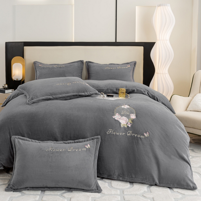 91家纺网 家纺一手货源 找家纺 晶缦家纺 2024新款高克重牛奶绒刺绣花四件套 花仙子-烟灰