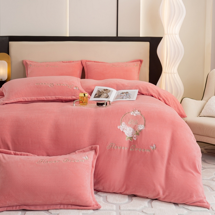 91家纺网 家纺一手货源 找家纺 晶缦家纺 2024新款高克重牛奶绒刺绣花四件套 花仙子-玉粉