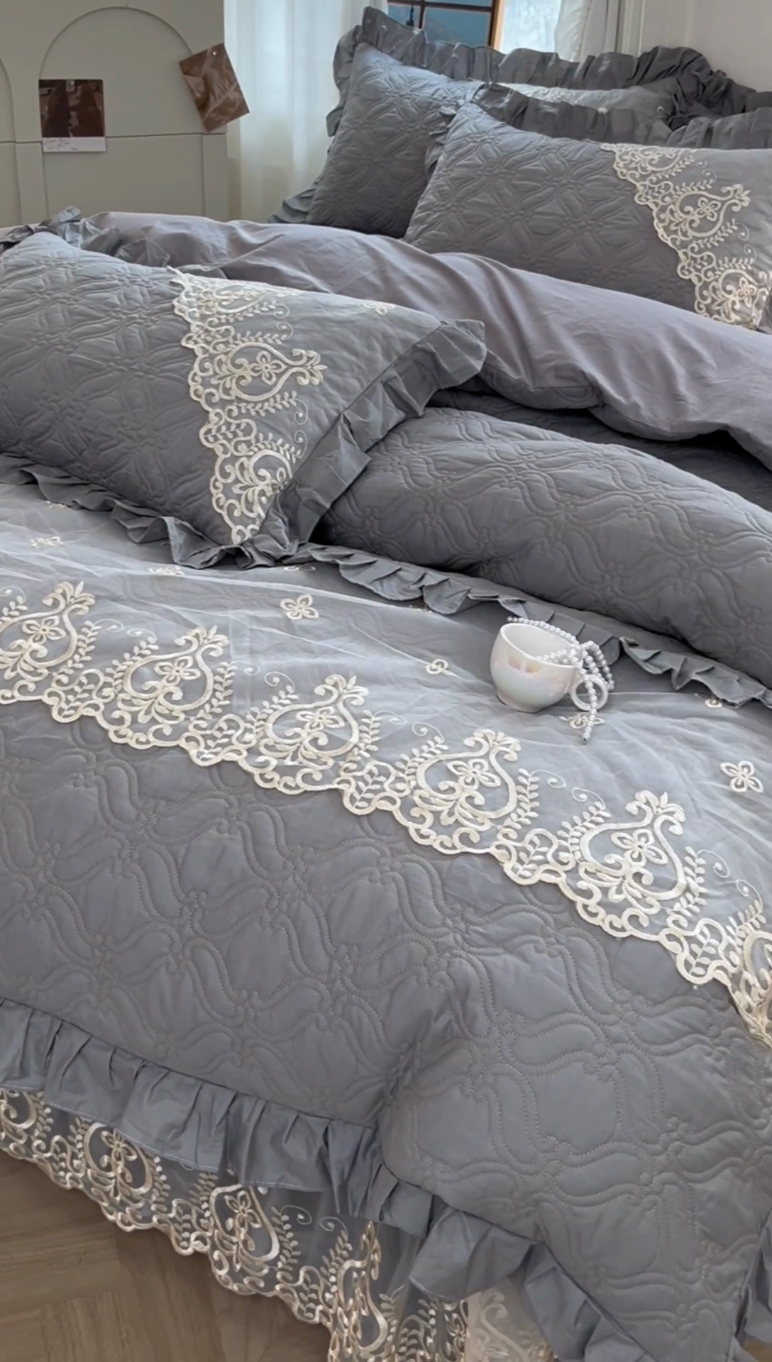 91家纺网 家纺一手货源 找家纺 罗艺轩 2024新款公主风全棉加厚可脱卸床笠式床裙四件套 慕雅-迷雾灰