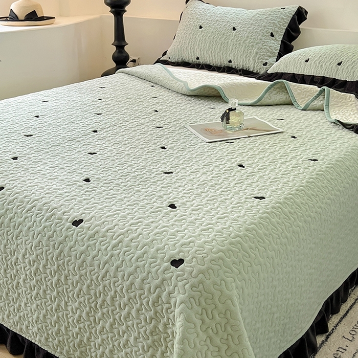 91家纺网 家纺一手货源 找家纺 美梦家纺 2024新款牛奶绒法式绣花夹棉床盖 绒爱心·松叶绿