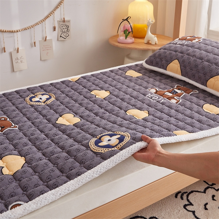 91家纺网 家纺一手货源 找家纺 东宇床垫 2025新款牛奶绒床褥学生床 伴我熊心