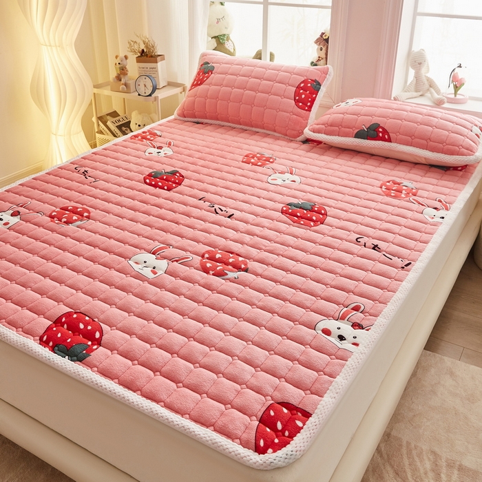 91家纺网 家纺一手货源 找家纺 东宇床垫 2024新款牛奶绒床褥大床 草莓派对