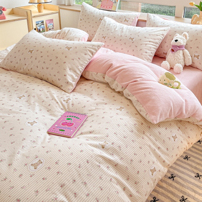 91家纺网 家纺一手货源 找家纺 麦伦家居 2024秋冬新品 多功能床品全棉+牛奶绒四件套 碎花小熊