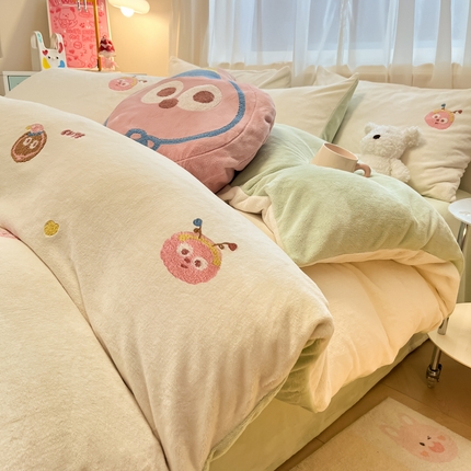 91家纺网 家纺一手货源 找家纺 慕尚家纺 2025新款牛奶绒毛巾绣刺绣四件套 怪兽君 白绿