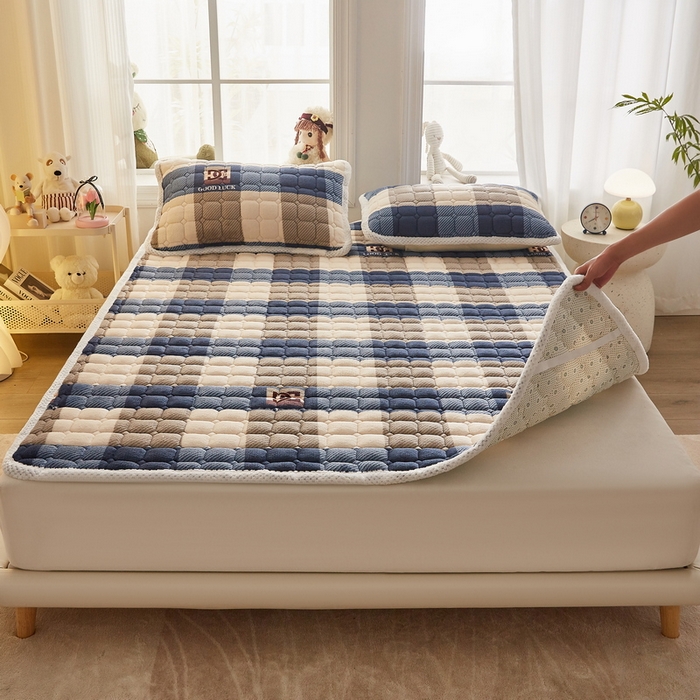 91家纺网 家纺一手货源 找家纺 东宇床垫 2024新款牛奶绒床褥大床 格子蓝