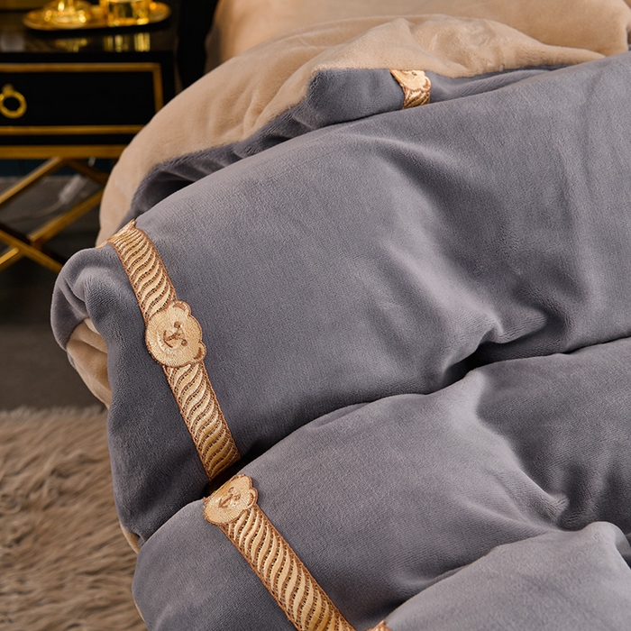 91家纺网 家纺一手货源 找家纺 云家 （包含买家秀）2024新款高克重牛奶绒纯色双拼刺绣四件套珊瑚绒 凯迪系列 凯迪-高级灰+米驼