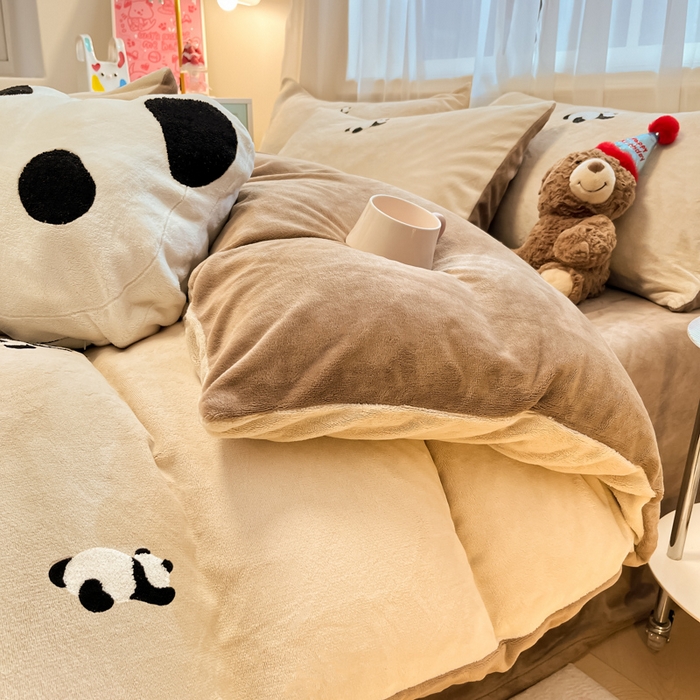 91家纺网 家纺一手货源 找家纺 慕尚家纺 2025新款牛奶绒毛巾绣刺绣四件套 熊猫天下 咖