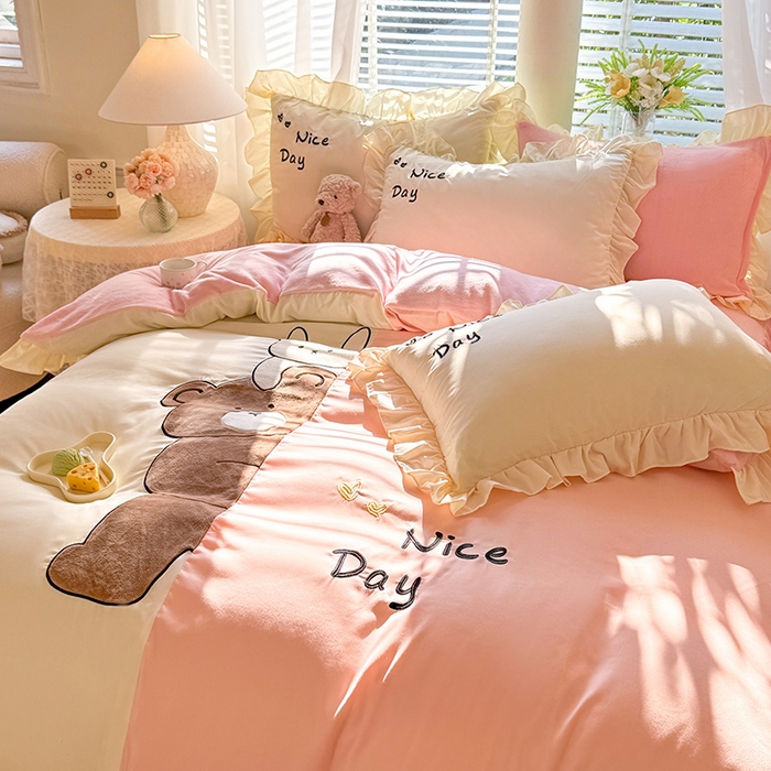 91家纺网 家纺一手货源 找家纺 绒兔兔 2024新款棉加牛奶绒贴布绣四件套 可爱熊仔-浅玉