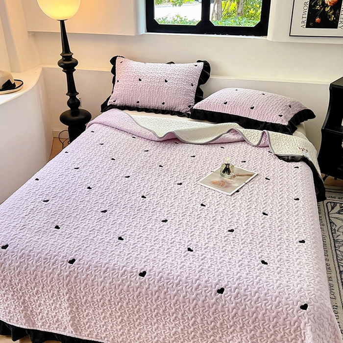 91家纺网 家纺一手货源 找家纺 美梦家纺 2024新款牛奶绒法式绣花夹棉床盖 绒爱心·水晶紫