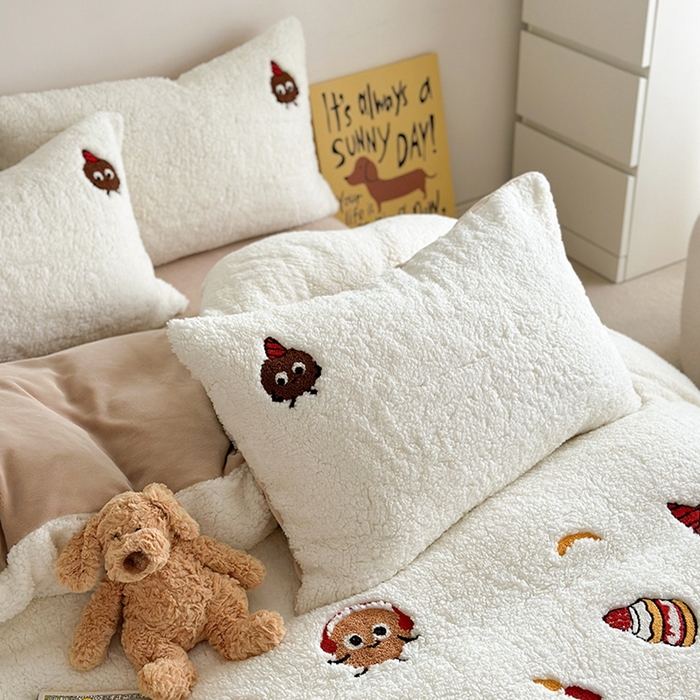 91家纺网 家纺一手货源 找家纺 蜜柚 2024新款高克重羊羔绒牛奶绒毛巾绣四件套 曲奇乐园