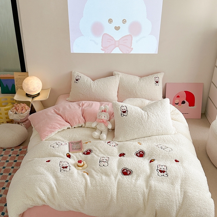 91家纺网 家纺一手货源 找家纺 蜜柚 2024新款高克重羊羔绒牛奶绒毛巾绣四件套 欢乐兔小姐