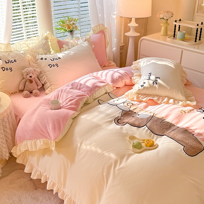 91家纺网 家纺一手货源 找家纺 绒兔兔 2024新款棉加牛奶绒贴布绣四件套 可爱熊仔-浅玉