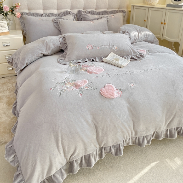 91家纺网 家纺一手货源 找家纺 蜜柚 2024新款全消光高克重韩版小清新贴布绣四件套 花妍-灰